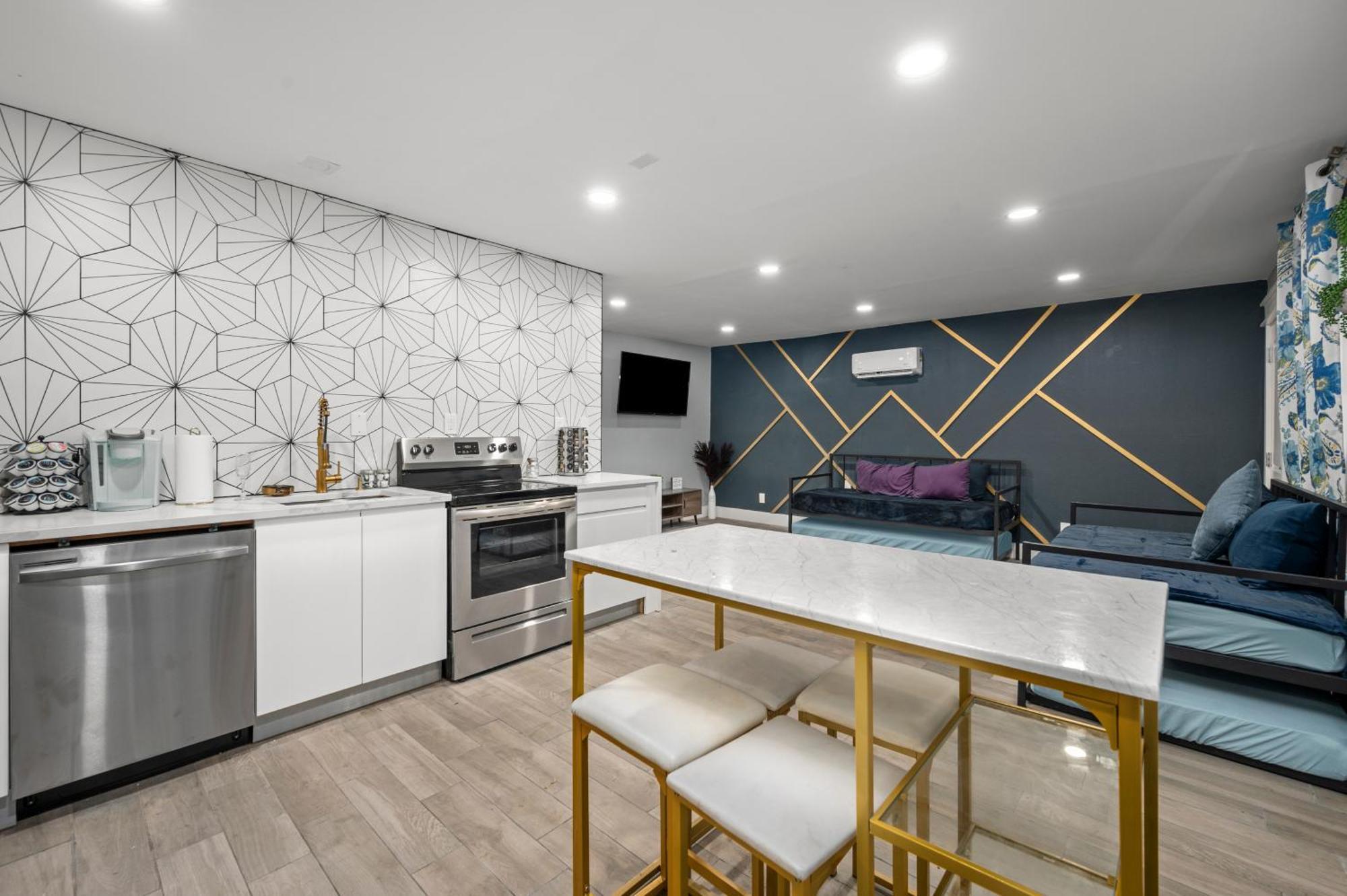 Comfortable 2Br Uptown Escape With Free Park Houston Exterior photo