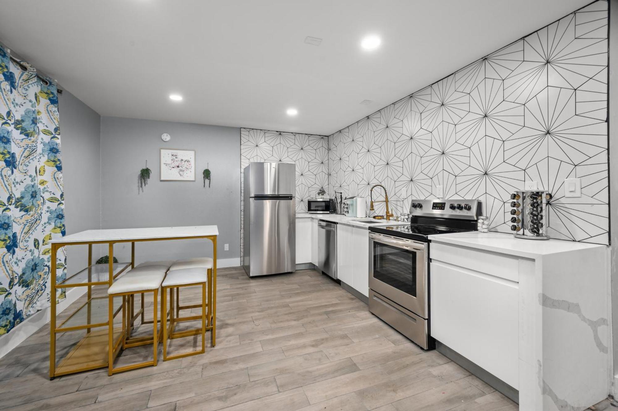 Comfortable 2Br Uptown Escape With Free Park Houston Exterior photo