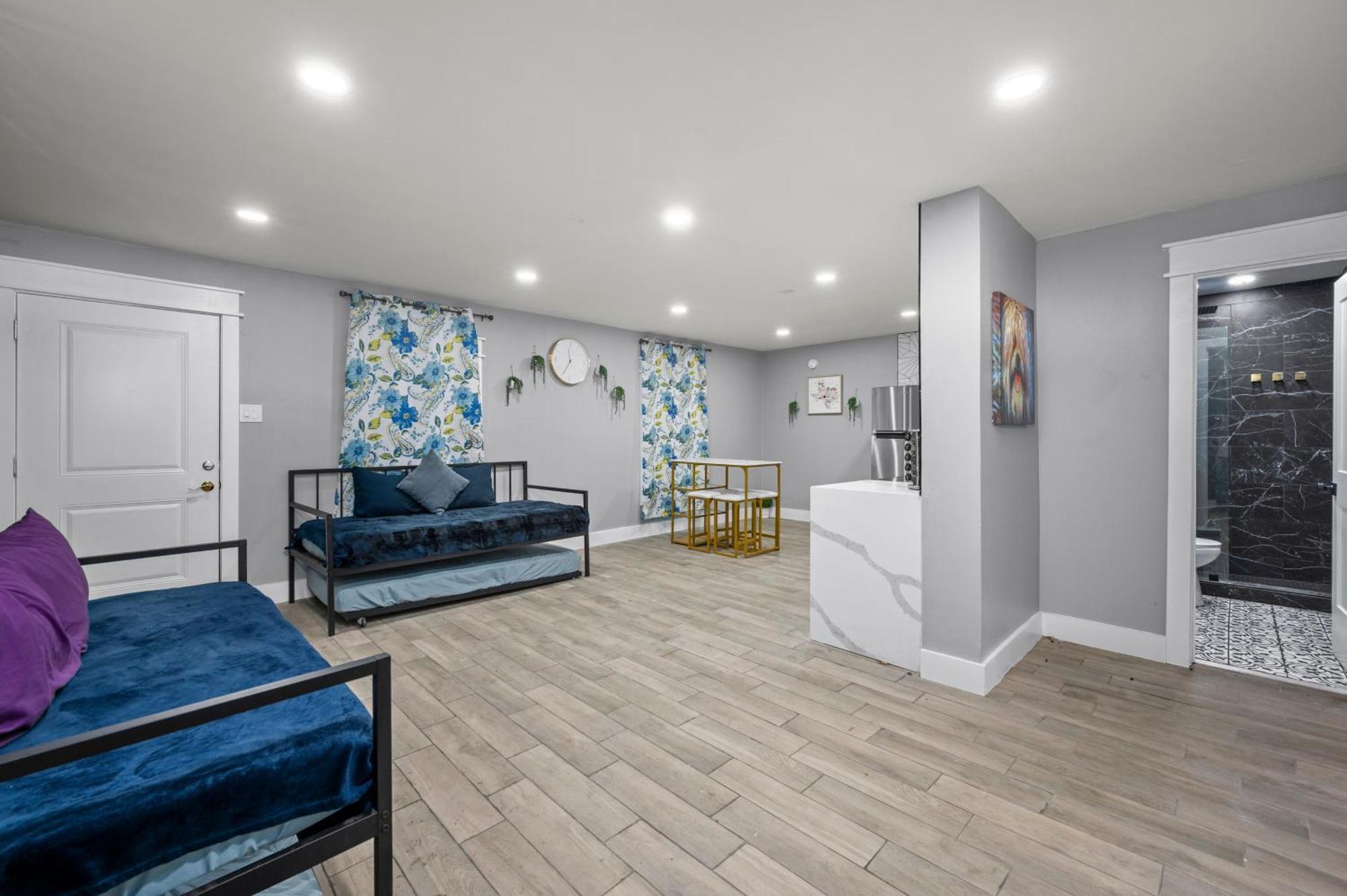 Comfortable 2Br Uptown Escape With Free Park Houston Exterior photo